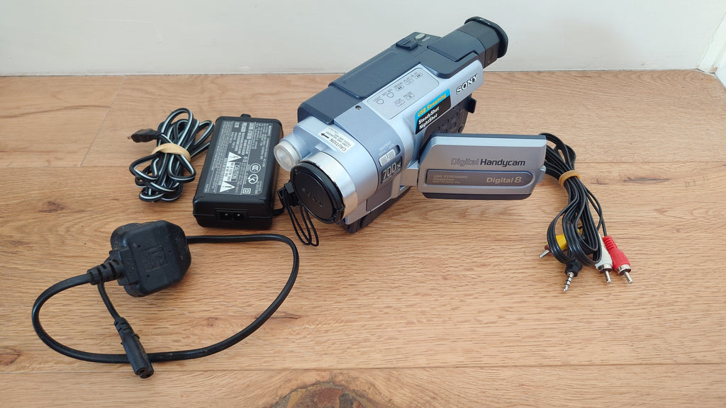 SONY DCR-TRV245E Digital8 Digital Video Camera HANDYCAM Complete Working Set