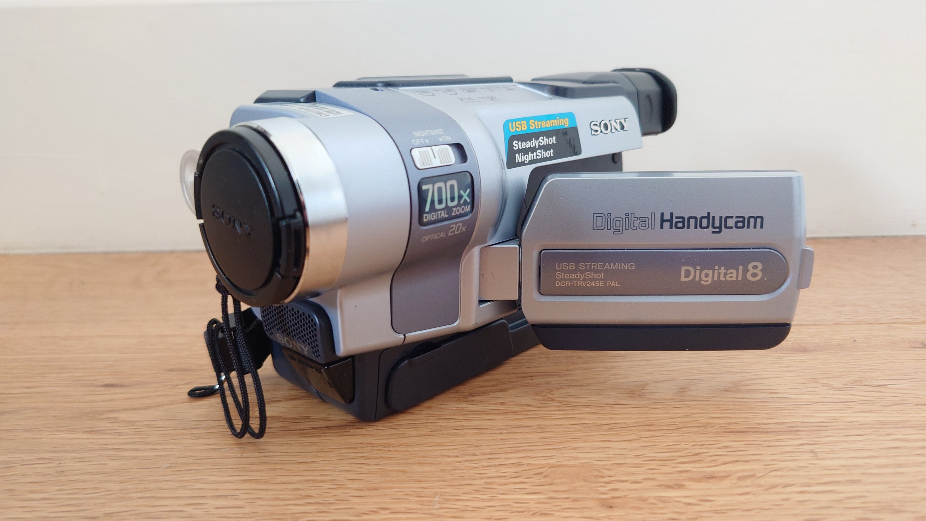 SONY DCR-TRV245E Digital8 Digital Video Camera HANDYCAM Complete Working Set