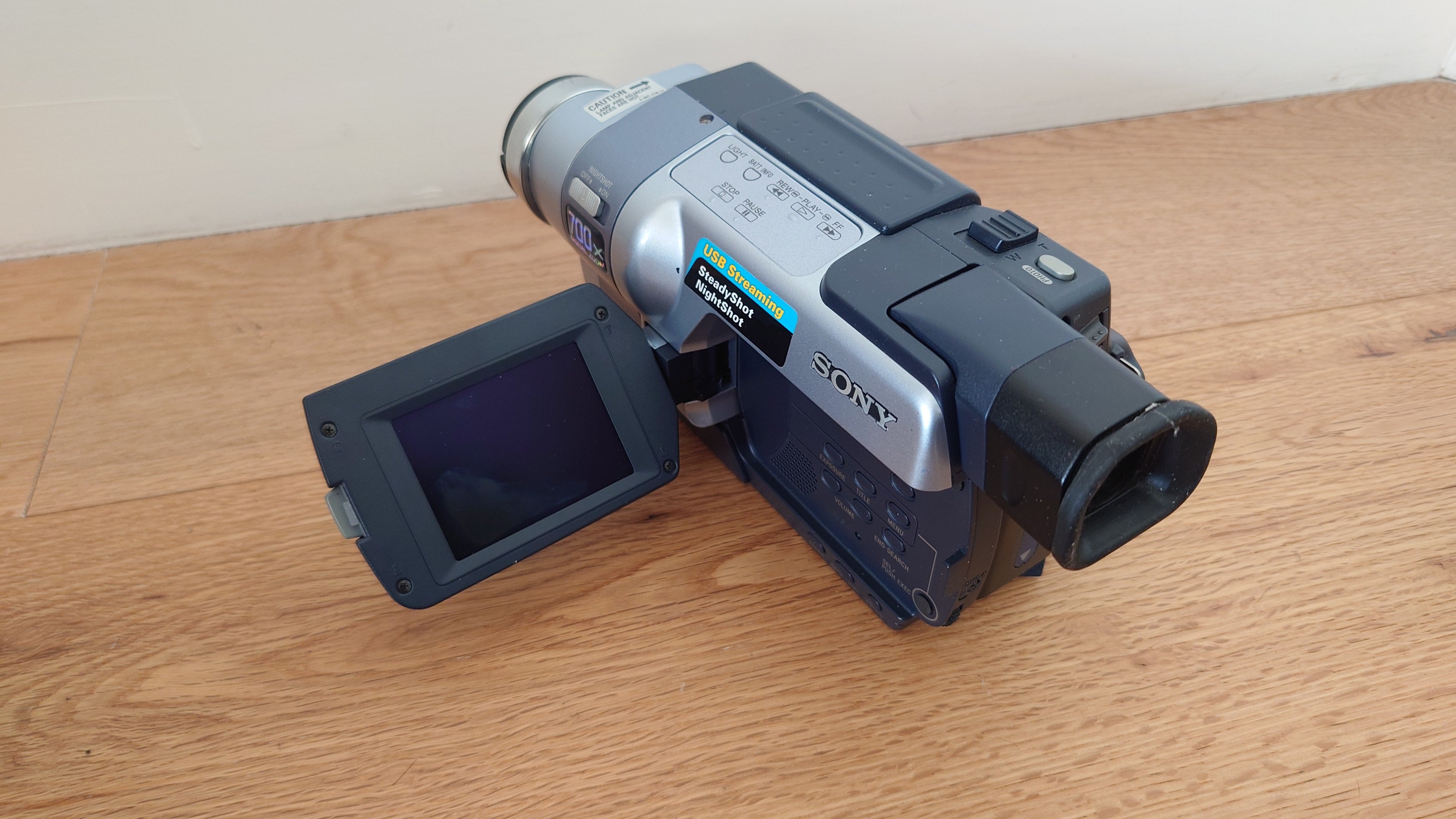 SONY DCR-TRV245E Digital8 Digital Video Camera HANDYCAM Complete Working Set