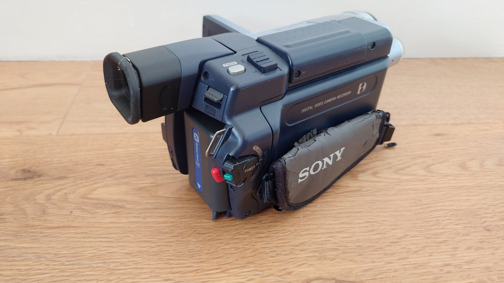 SONY DCR-TRV245E Digital8 Digital Video Camera HANDYCAM Complete Working Set