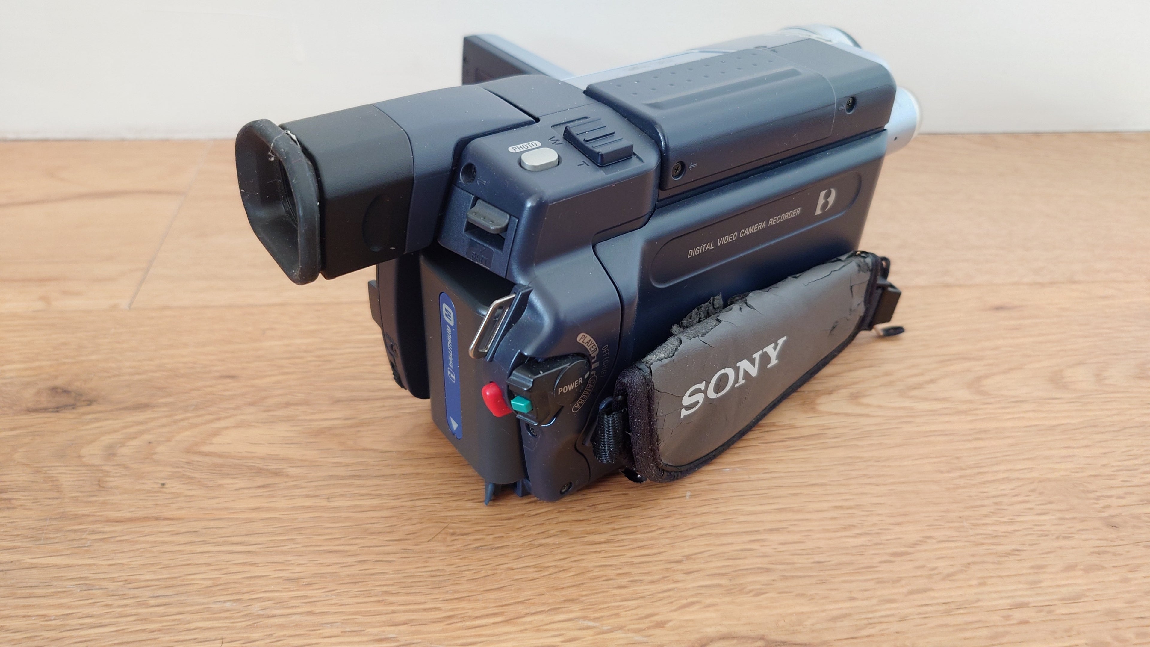 SONY DCR-TRV245E Digital8 Digital Video Camera HANDYCAM Complete Working Set