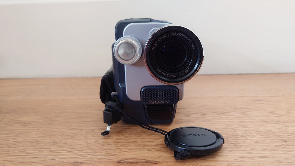 SONY DCR-TRV245E Digital8 Digital Video Camera HANDYCAM Complete Working Set